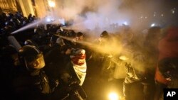 Столкновения участников протестов с полицией. Будапешт, 13 декабря 2018 года.