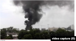 În imagine, fum declanșat în urma incendiului de sâmbătă, 2 augut, de la depozitul de muniție de la fabrica din Cugir.