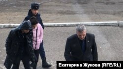 Мухатов в военной форме. Перед заседанием
