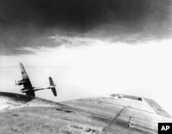 Німецький винищувач Messerschmitt 410, сфотографований із кабіни американського бомбардувальника Boeing B-17 «Літаюча фортеця» під час атаки ВПС США на нафтобазу на кордоні із Чехословаччиною, 1944 рік