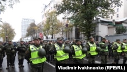 Национальная гвардия следит за порядком на митинге возле Верховной Рады, 17 октября 2017 года