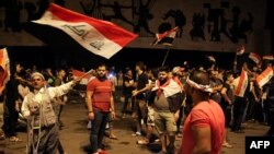 عکسی از خبرگزاری فرانسه که تجمعات شب دوم آبان در میدان تحریر بغداد را نشان می‌دهد