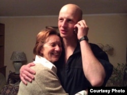 Игорь Олиневич с матерью – после освобождения