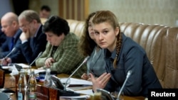 Мария Бутина (справа, на переднем плане) во время совещания группы экспертов в Общественной палате РФ