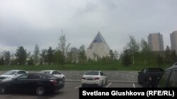 Астанадағы әйнектері зақымданған Бейбітшілік және келісім сарайы. 22 мамыр 2018 жыл, Астана
