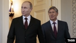 Нынешнего киргизского президента Алмазбека Атамбаева принимает российский коллега Владимир Путин