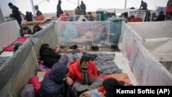 Tűzvész és havazás: fotókon a hidegben rekedt boszniai menekültek