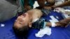 Палестинские врачи помогают ребенку, который, по их словам, был ранен при израильском обстреле