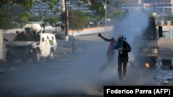 1-майда борбор шаар Каракаста нааразылык акциялары өтүп, укук коргоо органдары менен демонстранттар кагылышкан.