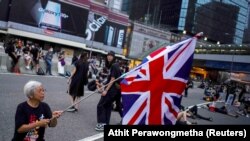 Alexandra Wong, 63, brit zászlóval tüntet és követeli a hongkongi vezetés lemondását. Hongkong, Kína, 2019. június 17. 