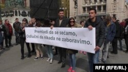 Të rinjë në Beograd marshojnë me moton: : “Tejet të rinj për të kujtuar; të vendosur për të mos harruar”.