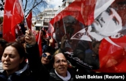 Активисты главной оппозиционной турецкой Республиканской народной партии празднуют победу в центре Стамбула. 1 апреля 2019 года.