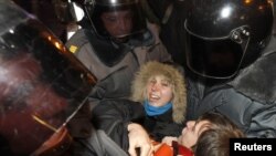 Опозиціонерів затримує поліція, Петербург 5 грудня 2011 року