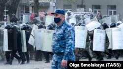 Riot police confront participants of a rally against the lockdown in Vladikavkaz on April 20.