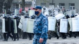 機動隊は、4月20日のウラジカフカスでの封鎖に反対する集会の参加者に立ち向かいます。