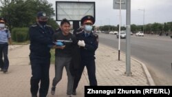 Полиция наразылық акциясына келген азаматты әкетіп барады. Ақтөбе, 6 маусым 2020 жыл.