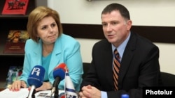Armenia - Culture Hasmik Poghosyan (L) and Israel's Diaspora Affairs Minister Yuli-Yoel Edelstein hold a press conference after signing a memorandum of cooperation in Yerevan, 24Aug2012.