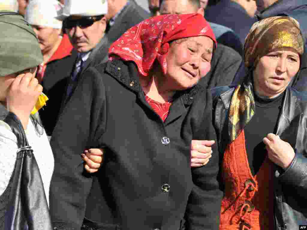 В Кыргызстане помянули погибших во время апрельских событий 2010 года.