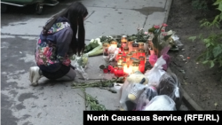An impromptu memorial in Vienna to a girl of Chechen origin who was stabbed to death by a neighbor. 