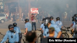 Minneapolis, protest în apropierea unei stații de poliție, 1 iunie 2020