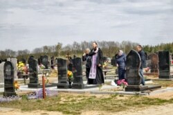 Як і ў мінулыя гады, на могілках праводзіў памінальныя малебны праваслаўны сьвятар