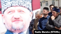 Мужчины у портрета президента Чечни Ахмада Кадырова, убитого 9 мая 2004 года.