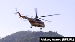 Вертолет, пролетающий над Алатау. Иллюстративное фото.