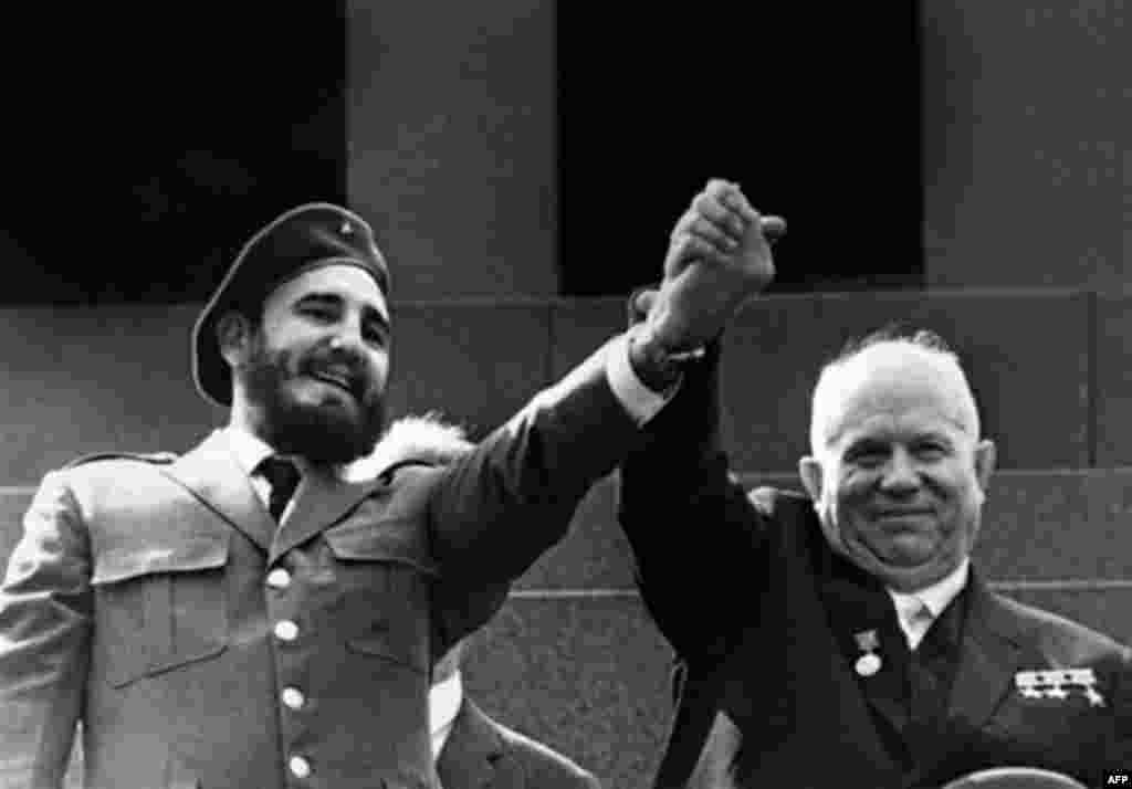 فیدل کاسترو همراه نیکیتا خروشچف، نخست وزیر اتحاد جماهیر شوروی سابق در سال ۱۹۶۳ در مسکو.. کاسترو در آن سال برای دیداری چهار هفته ای از سوی شوروی برای بازدید از کشور دعوت شد.