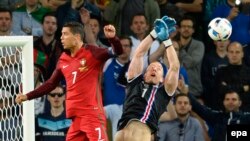 Hannes Halldorsson və Cristiano Ronaldo