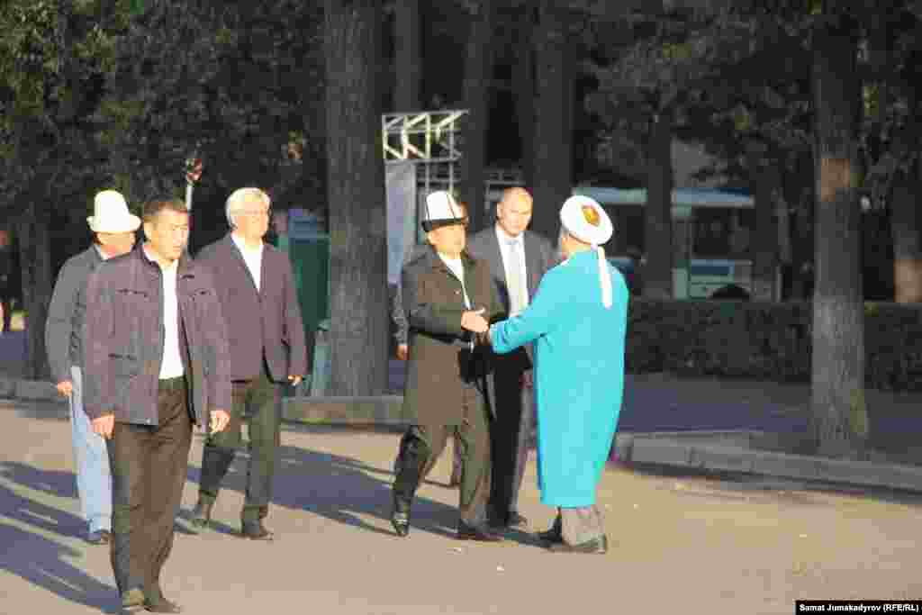 Бишкектеги намазга ЖК төрагасы Асылбек Жээнбеков, шаар мэри Кубанычбек Кулматов жана бир катар бийлик жетекчилер катышты.