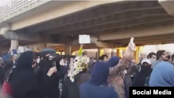 Protests in front of Evin prison in Tehran, demanding release of recently arrested detainees, January 9, 2018