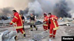 Спасатели на месте взрыва в порту Бейрута, 4 августа 2020 года.