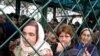 صف شهروندان آذربایجان در مرز ایران در آستارا برای خرید مواد غذایی