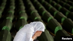 Pripreme za ukop tela ubijenih u genocidu u Srebrenici