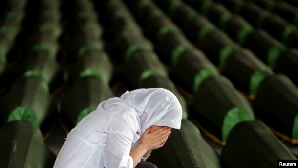 Pripreme za ukop tela ubijenih u genocidu u Srebrenici