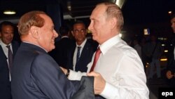 Pamje nga një takim i mëparshëm i Berlusconit (majtas) me Putinin