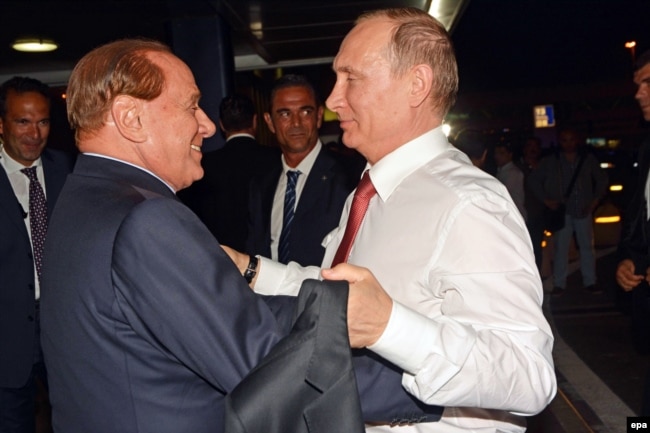 Берлусконі зустрічає Путіна в аеропорту Риму. Італія, 10 червня 2015 року