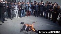 Сожжение чучела лидера крымских татар Мустафы Джемилева, Симферополь, ноябрь 2011-го