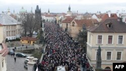 Posmrtni ostaci Vaclava Havela preveženi na Hradčane