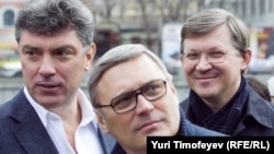 Russian opposition leaders Boris Nemtsov (left) and Vladimir Ryzhkov (right) pictured here with former Russian Prime Minister Mikhail Kasyanov