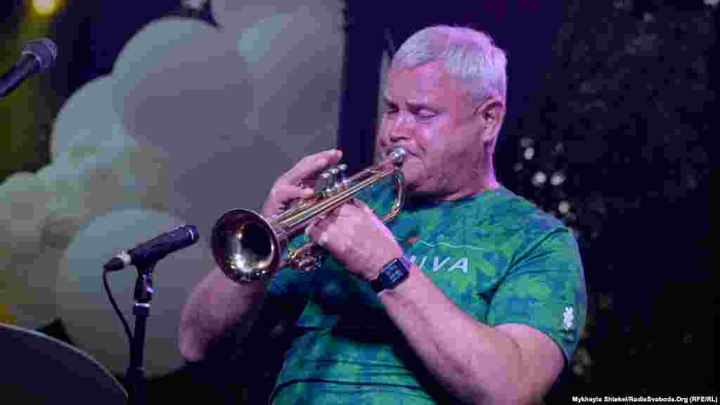 Голова джаз-бенду #LT100 Jazz Band &ndash; мер литовського міста Клайпеда Вітаутас Грубляускас. Він грає на трубі і співає