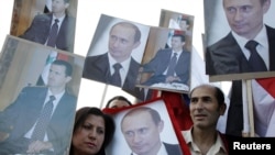 موالون للأسد يحتفلون بتنصيب بوتن