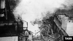 Пожар в разрушенной реакторной зоне 4-го блока ЧАЭС. Съемка с вертолета 26 апреля 1986 года