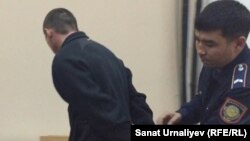 Конвой уводит Павла Бакаушина, осужденного по обвинению в смертельном наезде на беременную женщину. Уральск, 5 ноября 2015 года.