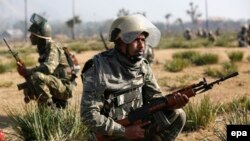 Indian paramilitary soldiers take position in India-controlled Kashmir (file photo).