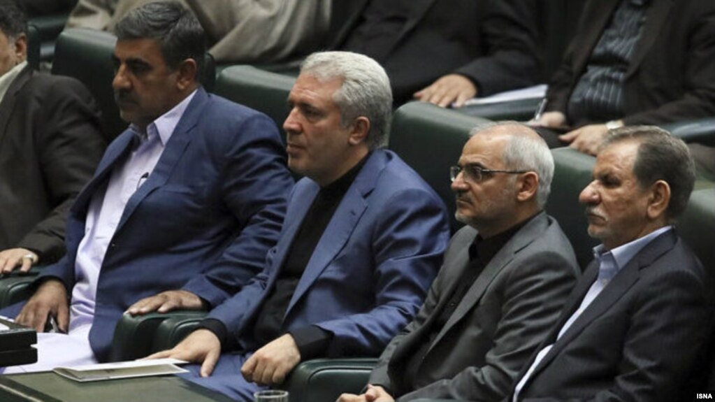 محسن حاجی میرزایی، وزیر آموزش و پرورش نفر دوم و علی اصغر مونسان، وزیر میراث فرهنگی و گردشگری نفر سوم از سمت راست