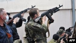 Вооруженные люди атакуют здание полиции в Луганске, 29 апреля 2014 г.