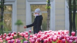 Карантин кезінде Алматы көшесінде кетіп бара жатқан адам. 25 сәуір 2020 жыл.