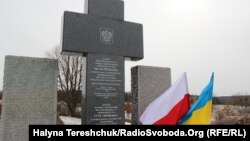 Відновлений хрест загиблим полякам у колишній Гуті Пеняцькій, Львівщина, 26 лютого 2017 року