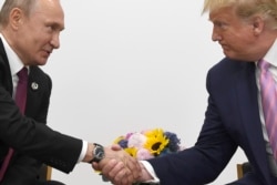 Президент Дональд Трамп здоровается с президентом России Владимиром Путиным во время двусторонней встречи в рамках саммита G-20 в Осаке. Япония, 28 июня 2019 года